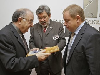 L'alcalde, junt amb dos dels participants del Simposi Internacional del cinquè centenari Borja. JUANTXO RIBES