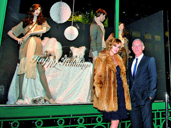 Isak Andic amb la model Dakota Johnson Griffith en la inauguració d'una botiga a Nova York.  ARXIU