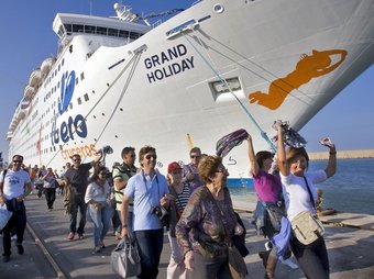 Els participants del creuer desembarquen al port de Gandia. ARXIU