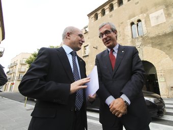 L'alcalde de la Canonja, Roc Muñoz, i el de Tarragona, Josep Fèlix Ballesteros, davant del castell de Masricart un cop acabat el ple de constitució. DIMAS BALAGUER