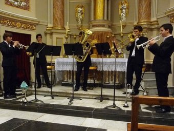 Actuació del Quintet Joves del metall, a la capella de l'església de Villar. ESCORCOLL