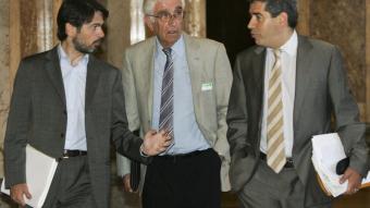 Daniel Osàcar, flanquejat pels diputat Pujol i Oms, el dia que va comparèixer al Parlament de Catalunya ROBERT RAMOS
