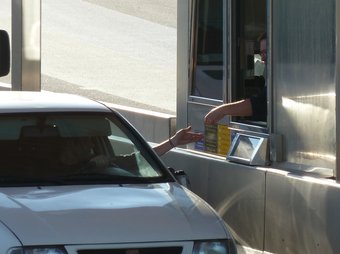 El conductor d'un vehicle pagant ahir el peatge de Vilassar de Dalt G. ARIÑO