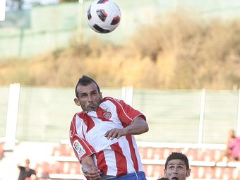 Kiko Ratón (9), en el moment de rematar amb el cap i fer el 3-2 contra el Tenerife, en la primera jornada de lliga.  LLUÍS SERRAT