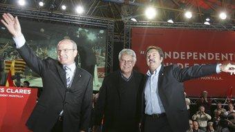El presidnet Montilla, Felipe González i l'alcalde de Badalona, Jordi Serra, al míting de celebrat a Llefià ROBERT RAMOS