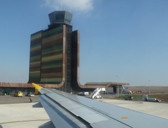 Un avió a punt d'enlairar-se a l'aeroport d'Alguaire ARXIU
