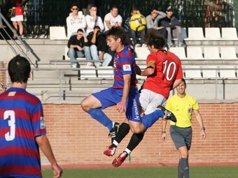 El capità del Nàstic, Eric, disputa una pilota per alt en el partit d'ahir contra l'Osca.  OLIVIA MOLET