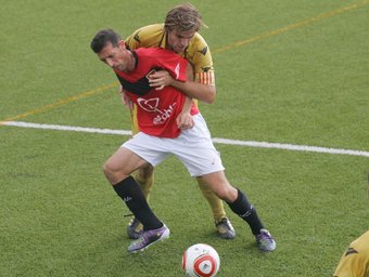 Una acció del partit de la Pobla contra el Gavà.  M.M