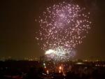 Un dels moments del castell de focs artificials, ahir al vespre a Girona, i vistos des del puig d'en Roca. Els focs van cloure els actes de les fires de Sant Narcís. JOAN SABATER