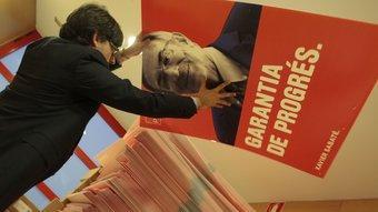 El cap de campanya del PSC, ahir amb els cartells amb el cap de llista per Tarragona. Xavier Sabaté. JOSÉ CARLOS LEÓN