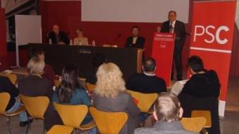 El cap de llista del PSC, Joaquim Nadal, acompanyat de Joan Albesa, Pia Bosch i Esteve Pujol, ahir en la conferència a la Mercè de Girona. O.M