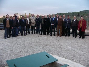 Foto de família de la visita que el delegat del govern va fer ahir, a la comunitat de regants d'Alcover.
