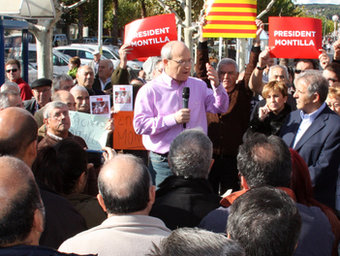 El cap de llista del PSC a les eleccions al Parlament, José Montilla, durant el míting llampec que ha fet a Sant Andreu de la Barca ACN