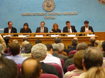 La sala d'actes de la Cambra de Comerç de Tortosa es va quedar menuda per acollir el debat de candidats ebrencs. R.ROYO