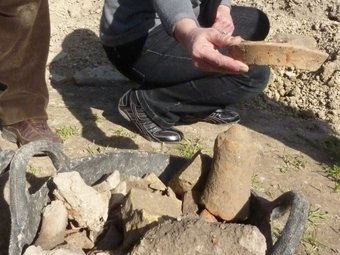 Alguns dels objectes de ceràmica i de restes d'animals desenterrats les últimes setmanes. R. E