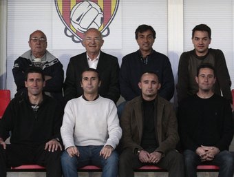 A dalt: el vicepresident de la Pobla, Lluís Tatay, el president, Josep Mir, el director esportiu del Nàstic, Josep Maria Nogués i el director del futbol base, Yago Aguilar. A sota, el cos tècnic de la Pobla: Adolfo Baines, entrenador de porters, Patxi Méndez, entrenador assistent, Kiko Ramírez, l'entrenador, i Jordi Abella, el preparador físic, a la graderia del municipal de la Pobla.  JOSÉ CARLOS LEÓN