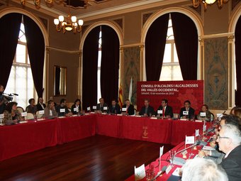 Els alcaldes de la comarca, ahir a la tarda, reunits per validar l'acord tarifari a la sala foyer del teatre Principal de Sabadell E.A