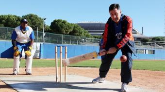 de cricket de Joan Puigcercós amb el palau Sant Jordi de fons en un acte ahir per reivindicar les seleccions nacionals ANDREU PUIG
