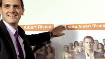 El cap de llista de Ciutadans a Barcelona, Albert Rivera, durant l'inici de campanya EFE
