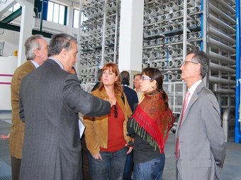 L'alcalde i el regidor de Projectes de Ciutat, acompanyen els tècnics a la dessaladora. CEDIDA