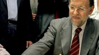 Rajoy fent un domino en un geriàtric de Cerdanyola MARTA PÉREZ / EFE
