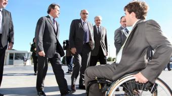 Artur Mas saluda David Bonvehí, que amb tota probabilitat serà amb el primer diputat que es mourà pel Parlament amb cadira de rodes ANDREU PUIG