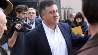 El cap de llista d'ERC, Joan Puigcercòs, saludant militants en el moment d'arribar a Terrassa PERE GENDRAU