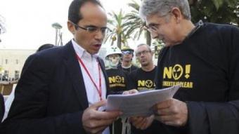 Un membre de la CANC entrega el dossier adreçat a Rubalcaba al diputat del PSC al Congrés Francesc Vallès. D.BALAGUER