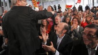 El candidat del PSC, José Montilla saluda, ahir, a Tarragona, davant la mirada del vicepresident espanyol, Alfredo Pérez Rubalcaba DIMAS BALAGUER