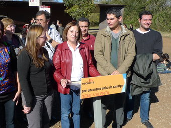 La foto de grup, amb Carme Capdevila davant del faristol, ahir a la Fageda d'en Jordà. J.C.L