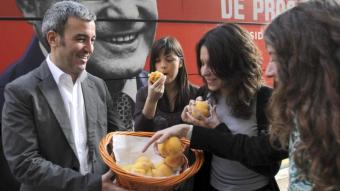 El cap de campanya del PSC, Jaume Collboni, ahir repartint préssecs T.A./EFE