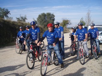 La campanya dels populars els va dur ahir a fer una pedalada per la Via Verda de la Terra Alta. SUSANNA CASES