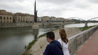 El monument franquista del riu Ebre al seu pas per Tortosa ARXIU«