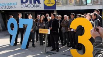 El candidat d'Esquerra, ahir davant d'un cinema per denunciar que només el 3% de les pel·lícules es poden veure en català ACN