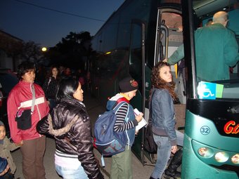 Els passatgers que ahir a les set del matí eren a l'estació de Llançà, pujant a l'autobús. J.P
