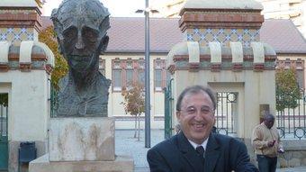 Carmel Mòdol, al costat del bust del president Lluís Companys. E.P