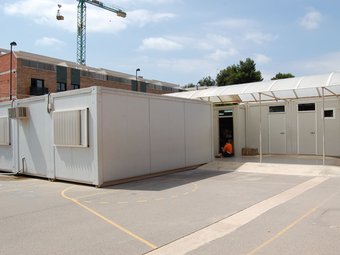 Barracons existents al pati de l'escola d'educació especial l'Encarnació. ARXIU