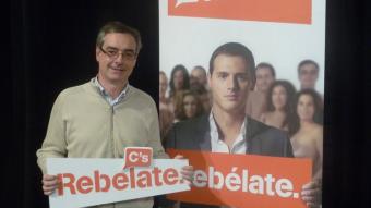 José Manuel Villegas , imita la posició d'Albert Rivera en el cartell de campanya electoral M.C.B