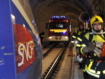 Els serveis d'emergència que van participar aquest dimecres en el simulacre al túnel. ROBIN TOWNSEND / EFE