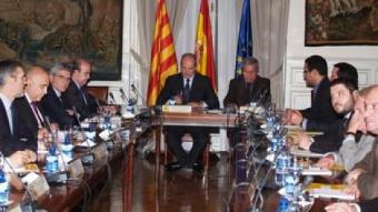 Chaves i Saura, al centre de la imatge, durant la reunió de la comissió de traspassos ahir a Madrid REDACCIÓ