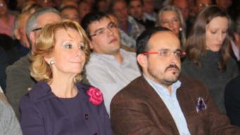 Aguirre, ahir a Tortosa, al costat del president provincial del partit Alejandro Fernández. ACN