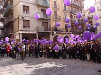 Emotiu acte d'homenatge a les víctimes de violència masclista que es va realitzar l'any passat a la plaça del Blat de Valls A. ESTALLO