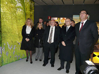 El conseller Josep Huguet i el batlle de Puigcerdà durant la visita del CAT. GENCAT