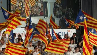 Les estelades es barrejaven amb les senyeres al míting que va celebrar ahir CiU a Mataró JUANMA RAMOS