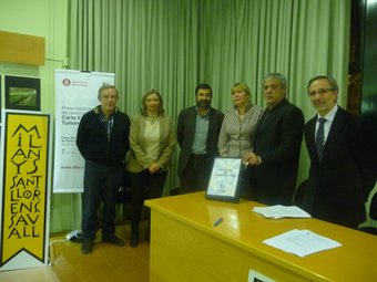 Els representants dels consorcis de turisme de la zona i l'alcalde de Sant Llorenç, Ricard Torralba, amb el dossier M.C.B