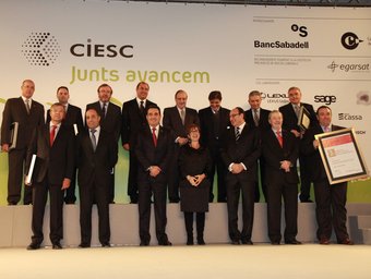 Els guardonats, amb Bustos, Serna, Casas i el president de la Cambra de Sabadell, Antoni Maria Brunet, a la fila inferior. E.A