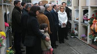 José Montilla, Alfredo Pérez Rubalcaba, Marina Geli, i familiars i amics d'Ernest Lluch, ahir davant la tomba on en reposen les restes, a Maià de Montcal MANEL LLADÓ
