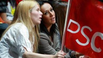 Dos noies seguint un acte central de la campanya del PSC a les comarques gironines. MANEL LLADÓ