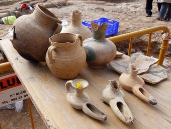 Mostra de peces d'altres excavacions arqueològiques. ARXIU