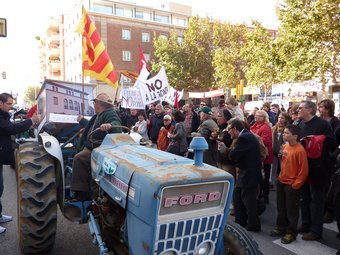 Una seixantena de tractors van donar suport a la manifestació. LLUÍS ARCAL